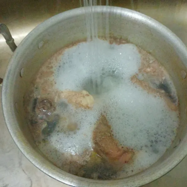 Buang air rebusan ayam dan cuci bersih.