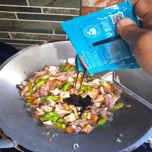 Masukkan ikan asin dan tahu yang sudah dipotong-potong.
Kemudian tambahkan 1 gelas air, garam, gula, penyedap dan kecap manis.