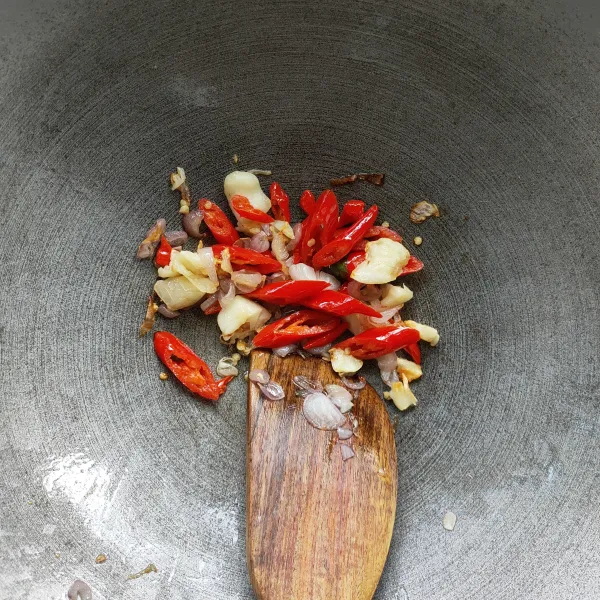Tumis bawang merah, bawang putih dan cabai sampai layu dan harum.