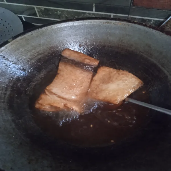 Cuci bersih dan rendam ikan asin terlebih dahulu, kemudian goreng utuh.