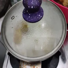Kemudian tutup agar aromanya tidak menguap. 
Rebus hingga mendidih dan air berubah warna.