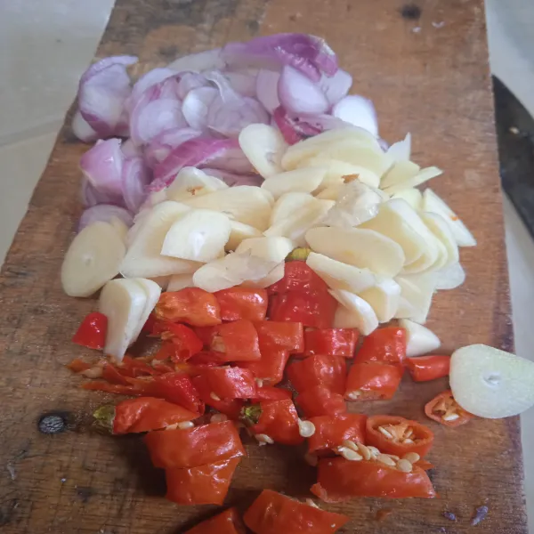 Cincang cabai merah, cabai hijau, bawang merah dan bawang putih.