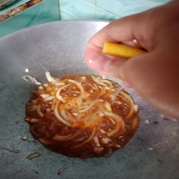 Masukkan air, saus tiram, saus tomat dan air jeruk lemon. 
Aduk rata.