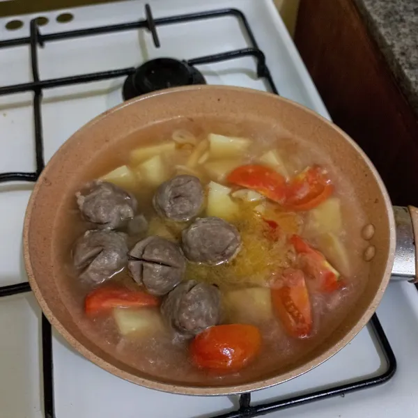 Masukkan bakso.