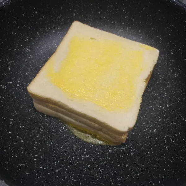 Ambil roti terakhir, oles margarin di salah satu sisi. 
Tutupkan di atas roti selai kacang. 
Panggang roti di atas teflon.
