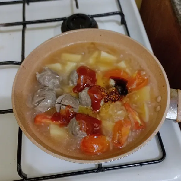 Tambahkan garam, saus tiram, saus tomat, saus pedas, cabe bubuk, aduk rata.