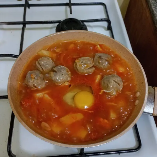 Masukkan telur ayam, masak hingga kematangan yang diinginkan.