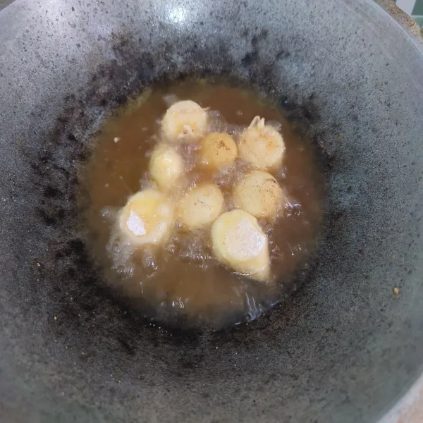 Kemudian goreng tofu dalam minyak panas hingga golden bown, angkat kemudian tiriskan minyak.