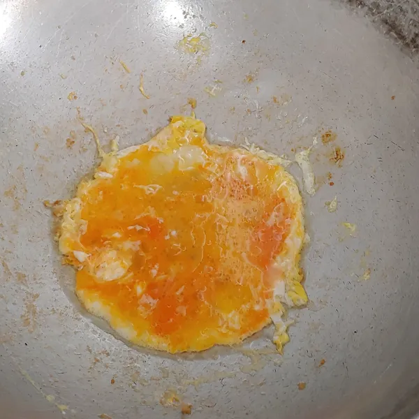 Goreng telur orak-arik, lalu sisihkan di belakang.