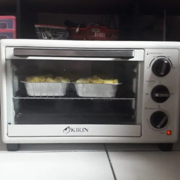 Panggang di suhu 180°celcius dengan api atas bawah selama 10 menit atau hingga permukaannya coklat keemasan.