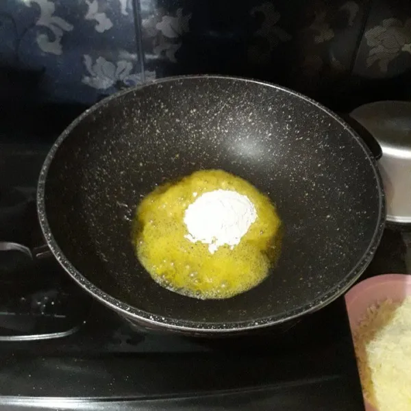 Lelehkan butter, masukkan tepung terigu  aduk-aduk hingga menyatu.
