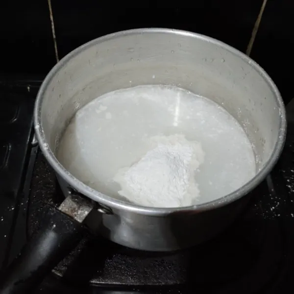Bubur sumsum Pandan : campurkan rata tepung beras, garam dan santan.