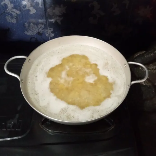 Didihkan 1 liter air, tambahkan 1 sdm garam dan 1 sdm minyak lalu rebus macaroni hingga matang, lalu tiriskan.