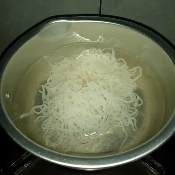 Tiriskan mie shirataki dari airnya. Rebus sampai cukup empuk, tiriskan.