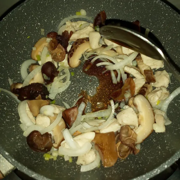 Masukkan bawang bombay, jamur shitake dan jamur kuping, tumis sebentar. Sisihkan kepinggir, tuang kecap asin, biarkan sampai kecap mendidih. Aduk-aduk berama sayurannya.
