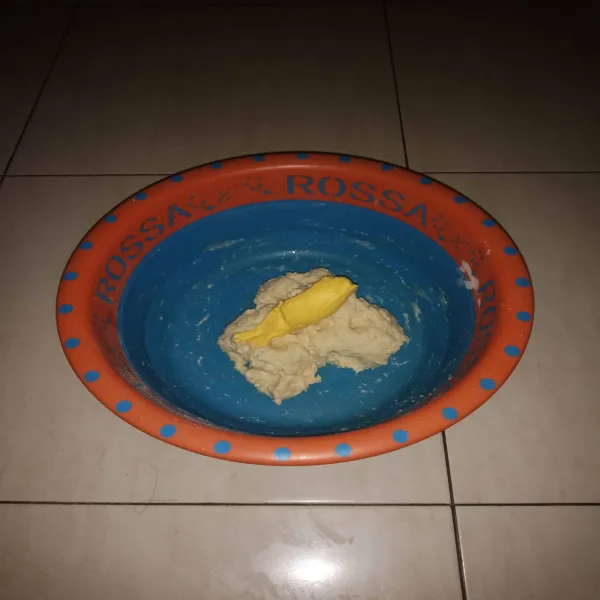 Uleni hingga setengah kalis lalu tambahkan margarin.