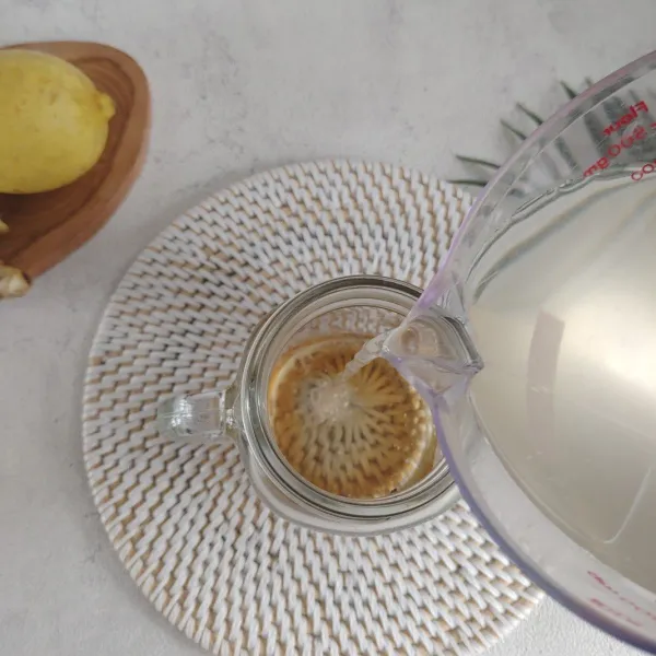Campurkan perasan lemon ke dalam air jahe, aduk rata dan tuang ke dalam gelas.
