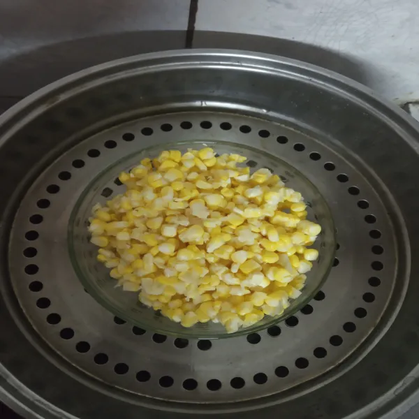 Siapkan panci kukusan. 
Rebus air hingga mendidih, lalu kukus jagung selama 10 menit.