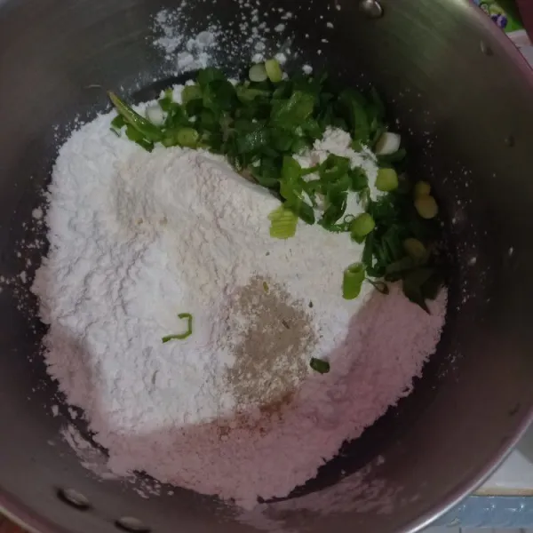 Campur tepung, garam, kaldu, daun bawang, dan lada bubuk.