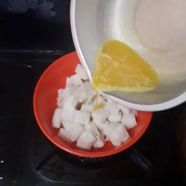 Potong dadu roti tawar lalu tuang butter lelehnya, aduk rata.