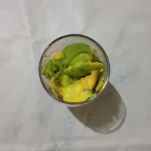 Lalu masukkan gula merah cair dan alpukat yang sudah dikerok.