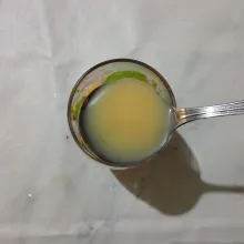 Tuang susu kental manis.