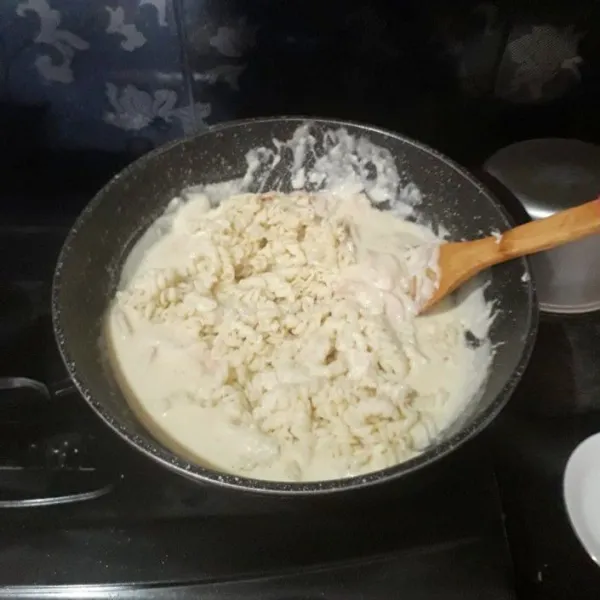 Kemudian masukkan kacaroninya, aduk rata, matikan kompor.