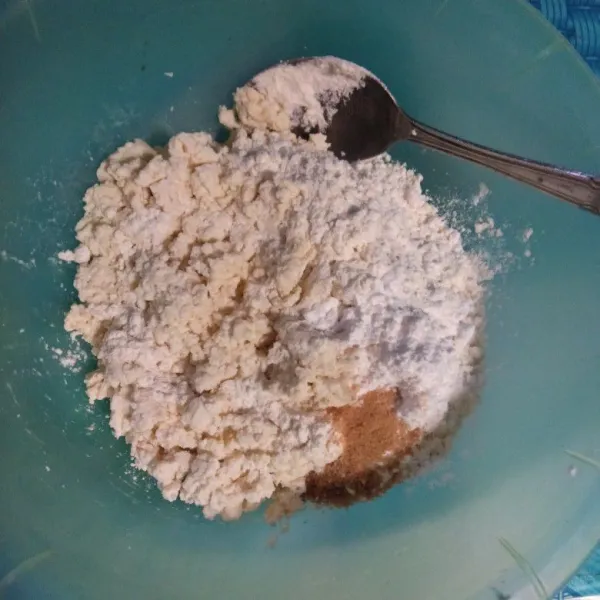 Campurkan tahu dengan tepung terigu, tepung tapioka, garam, lada, kaldu bubuk dan bawang putih bubuk aduk rata.