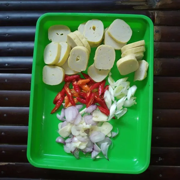 Siapkan semua bahan, potong rolade sesuai selera.