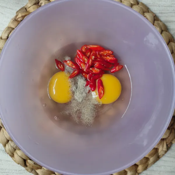 Masukkan telur, cabai merah, kaldu jamur dan lada bubuk ke dalam wadah, kocok.