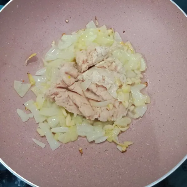 Panaskan teflon, beri minyak goreng, tumis bawang putih dan bawang bombay sampai layu.
Masukkan ayam giling, aduk-aduk sampai ayam berubah warna.