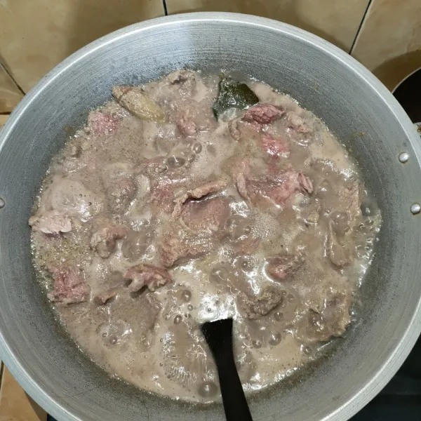 Masukkan daging, masak sampai daging empuk dengan api sedang.