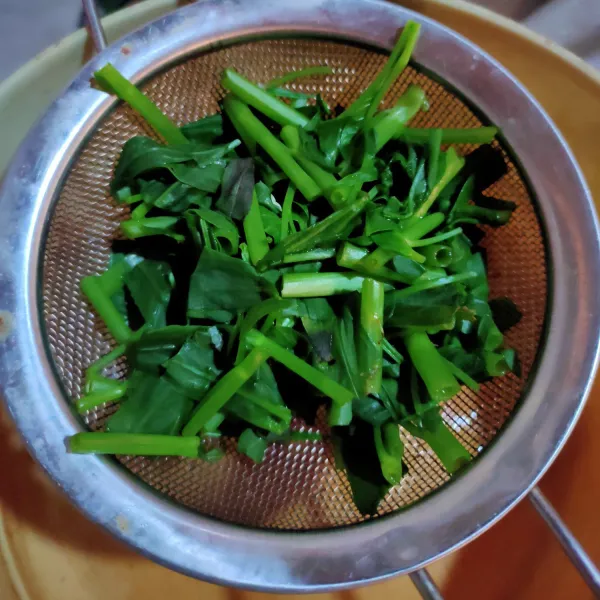 Didihkan air, rebus semua sayuran satu persatu, angkat dan tiriskan.