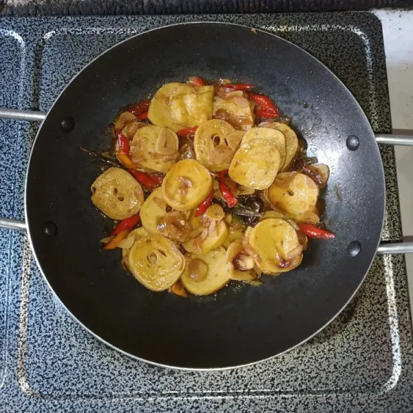 Masak hingga kuah menyusut dan agak kental, sajikan hangat.
