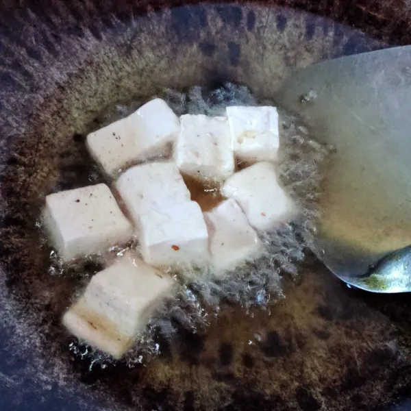 Potong-potong tahu, goreng, angkat dan tiriskan.