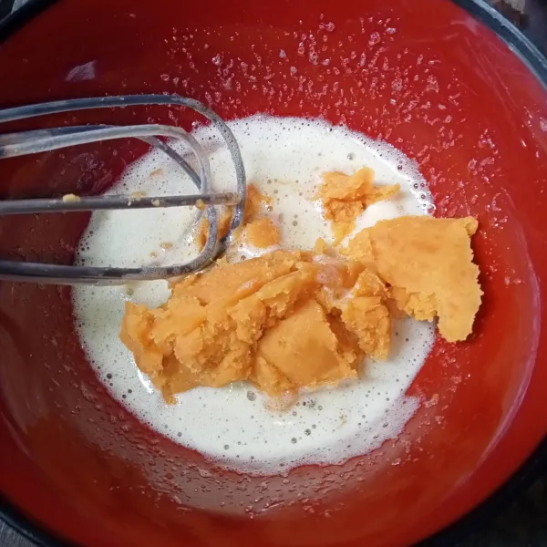 Aduk-aduk telur, gula pasir, garam dan vanili bubuk hingga gula larut.
Lalu masukkan ubi kuning kukus dan aduk rata.