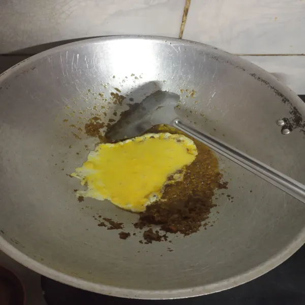 Panaskan minyak, tumis bumbu hingga harum lalu masukkan kocokan telur.
