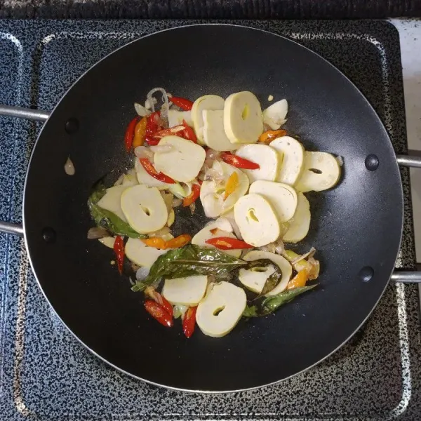 Masukkan rolade ayam, aduk hingga bumbu merata.