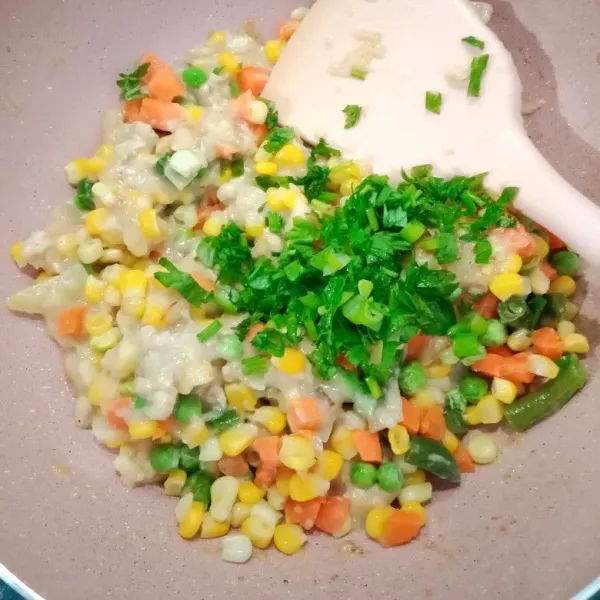 Masukkan sayur mix, daun seledri. 
Aduk-aduk sampai tercampur rata. 
Matikan api.