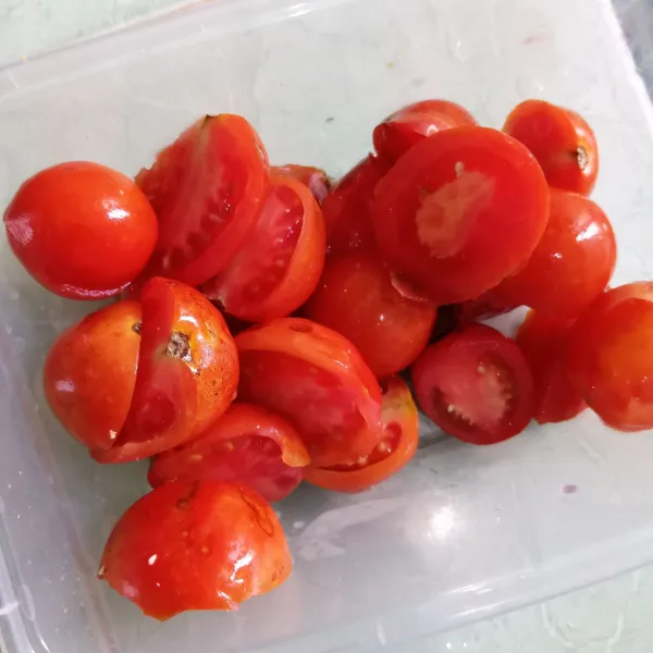 Cuci bersih tomat, potong-potong.