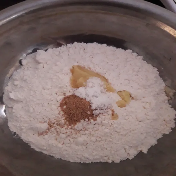 Campurkan tepung kanji, tepung terigu, garam, kaldu bubuk dan bawang putih. 
Aduk rata.
