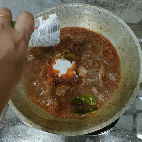 Masukkan santan, garam dan kaldu bubuk secukupnya. Aduk agar santan merata.