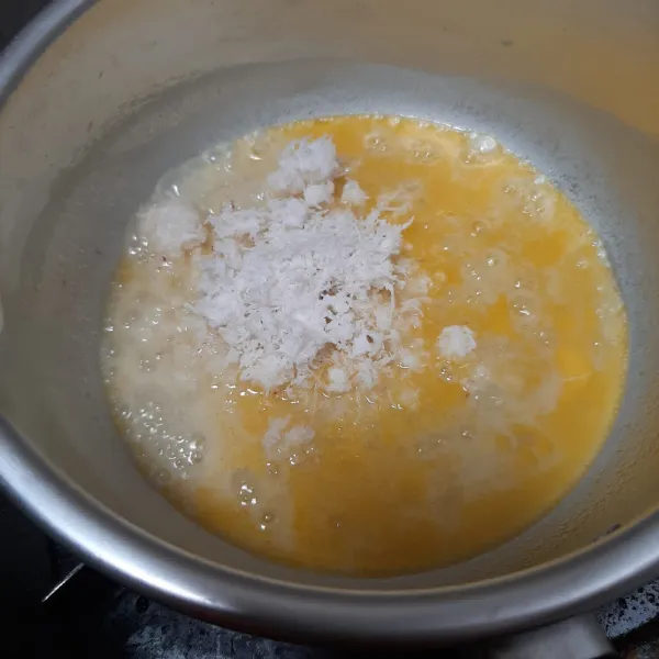 Lelehkan margarin, lalu masukkan gula, garam, kelapa parut dan santan. 
Masak sebentar hingga tercampur rata.