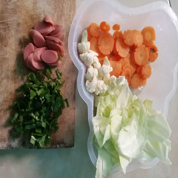 Siapkan semua bahan sayur kemudian iris dan cuci.