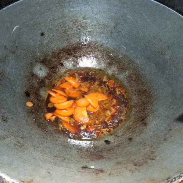 Tambahkan wortel lalu masak hingga matang.