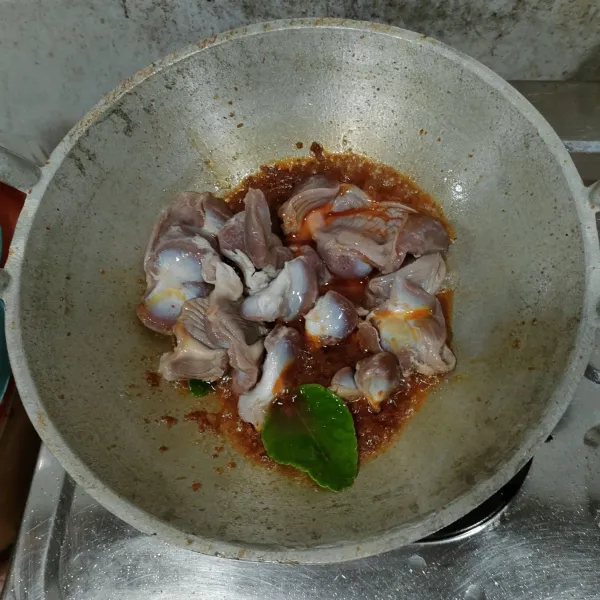Masukkan ampela ayam, tumis sampai berubah warna, dan bumbu merata.