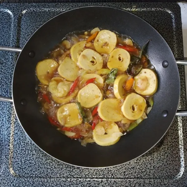 Tambahkan air, biarkan mendidih, masukkan bumbu-bumbu seperti kaldu bubuk, garam, dan kecap manis, cicipi rasanya.