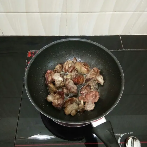 Setelah itu goreng ati ampela hingga setengah kering saja. 
Angkat dan tiriskan.