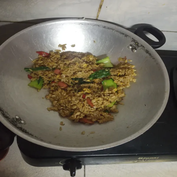 Terakhir tambahkan 2 sdm kecap manis, aduk hingga matang. 
Sajikan bersama kerupuk dan irisan tomat.