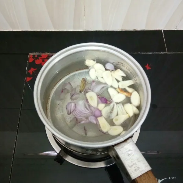 Masak air, bawang merah, bawang putih dan temu kunci di dalam panci hingga mendidih.